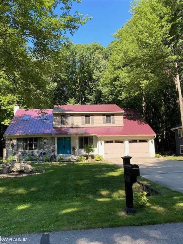 view of front of property featuring a front yard