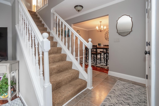 entryway featuring an inviting chandelier and crown molding