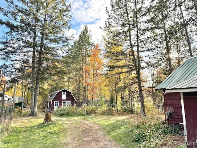 view of yard featuring an outbuilding