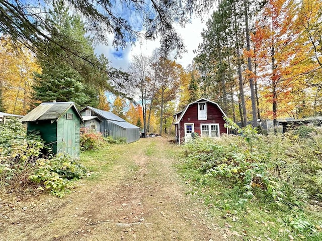 view of yard with an outdoor structure