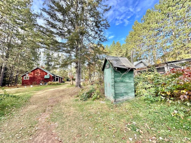 view of yard with an outdoor structure