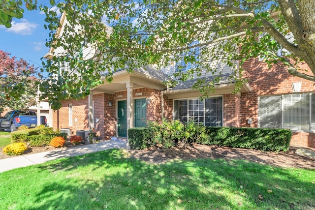 view of front of property featuring a front yard