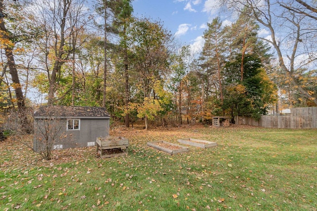 view of yard with an outbuilding