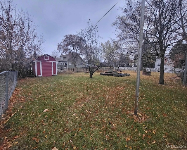 view of yard featuring a storage shed