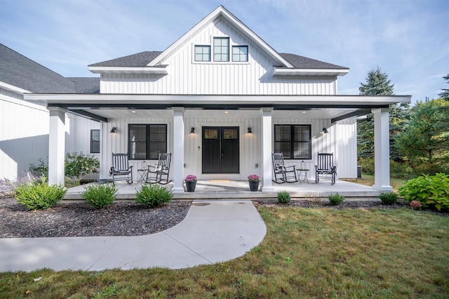 view of front of property featuring a porch and a front yard