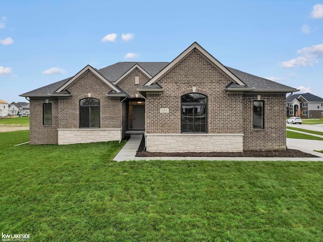 view of front facade featuring a front yard