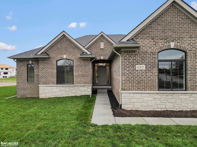 view of front of property featuring a front yard