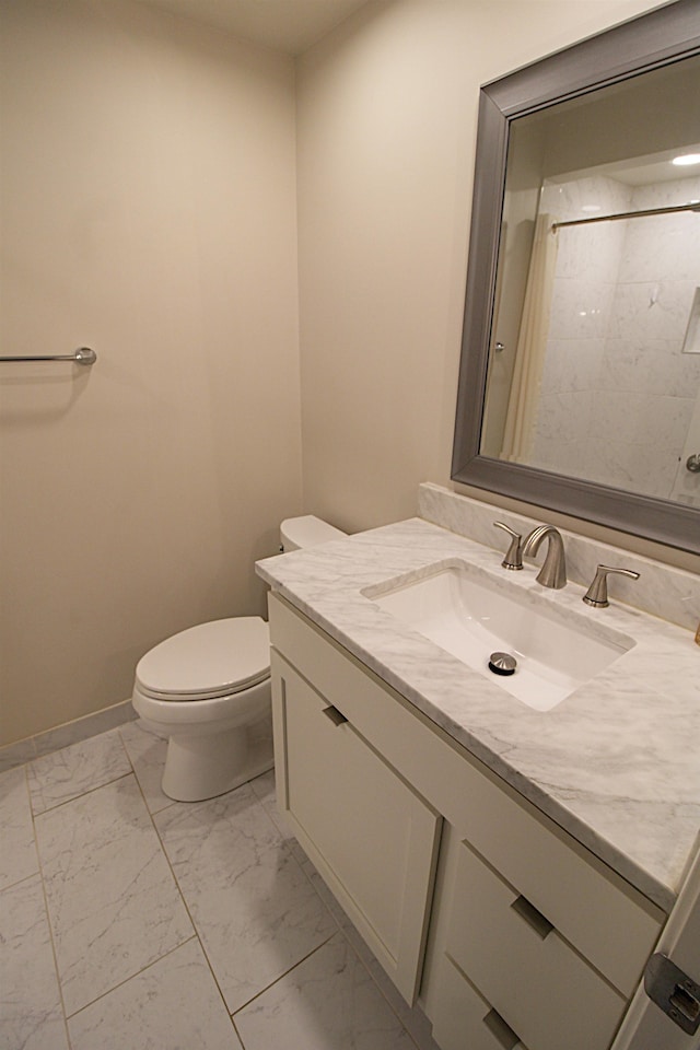 bathroom with vanity, toilet, and a shower with shower curtain