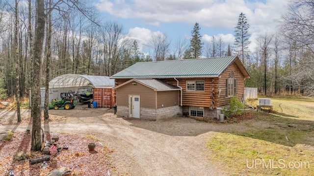 view of front of property featuring an outdoor structure