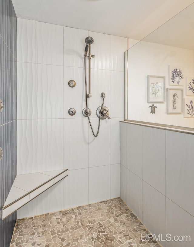 bathroom featuring a tile shower