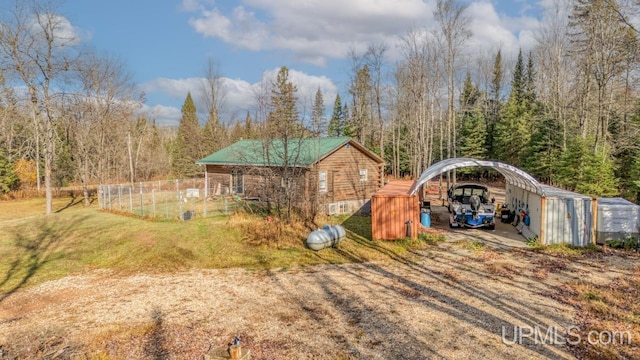 view of yard with an outdoor structure