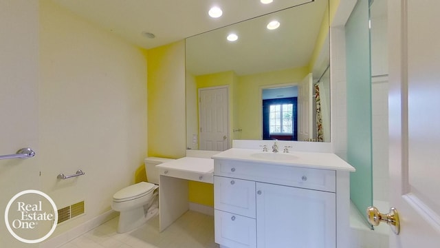 bathroom with vanity, toilet, and a shower with shower curtain