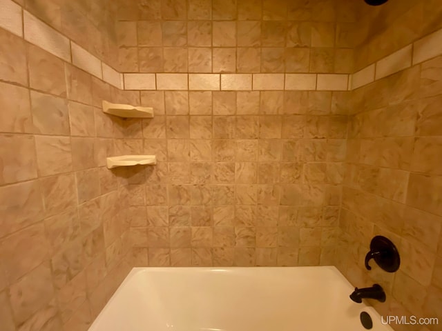 bathroom with tiled shower / bath combo