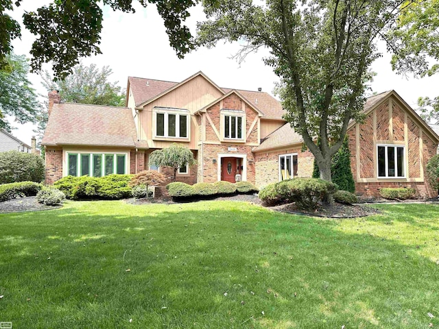 view of front of property featuring a front lawn