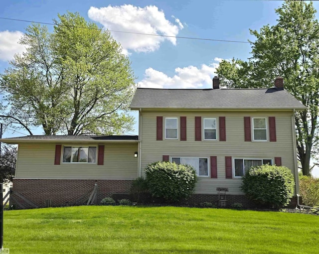 view of front facade featuring a front yard