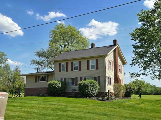 view of front of property featuring a front lawn