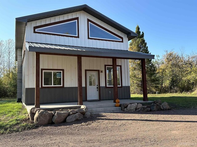 11881 N Junet Rd, Ironwood, MI 49938 - view of front facade featuring covered porch