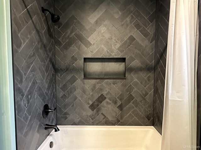 11881 N Junet Rd, Ironwood, MI 49938 - detailed view of shower / bath combination with curtain