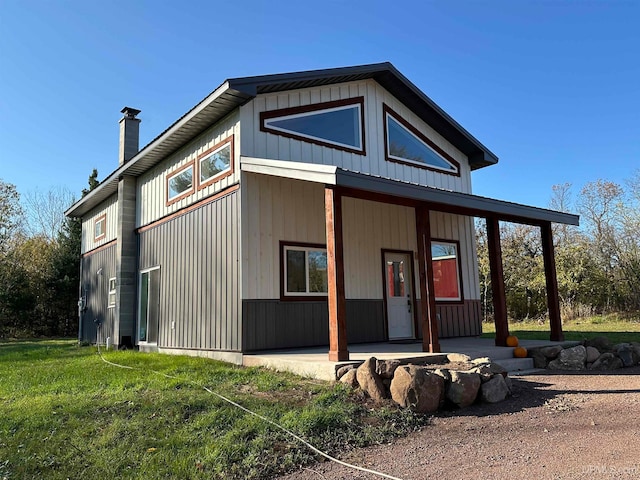 view of front facade featuring a front yard and a porch