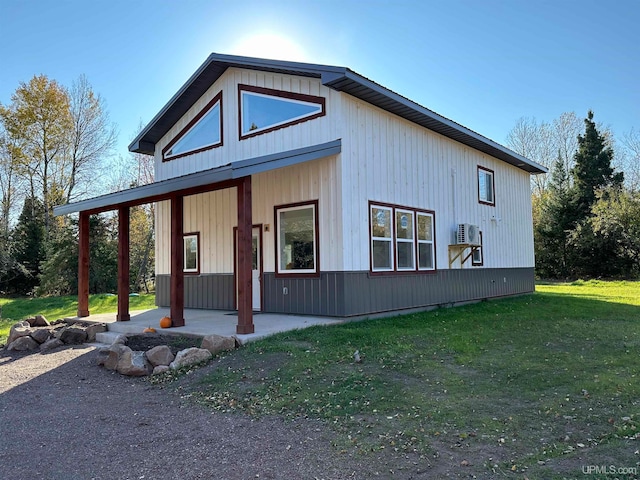 view of front of property featuring a front lawn