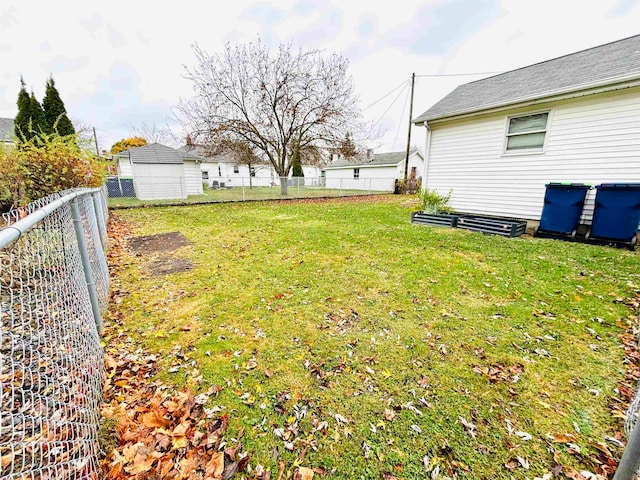 view of yard featuring a shed