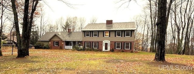 colonial inspired home featuring a front yard