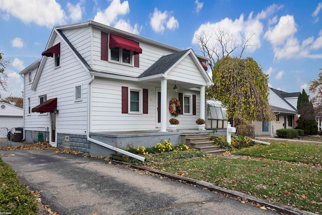 view of front of property with a front yard