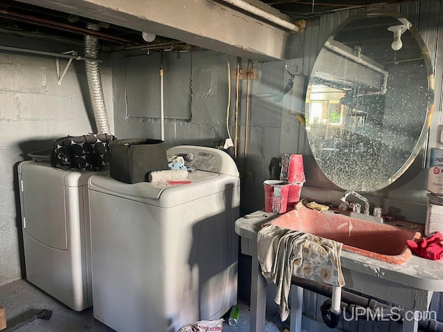 laundry room with washing machine and dryer