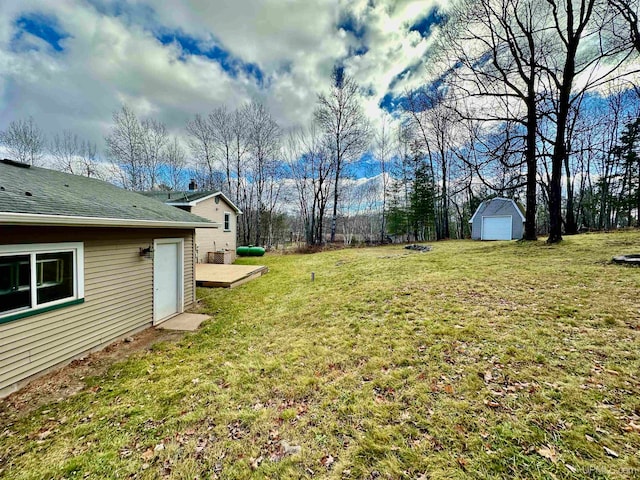 view of yard with a garage and an outdoor structure