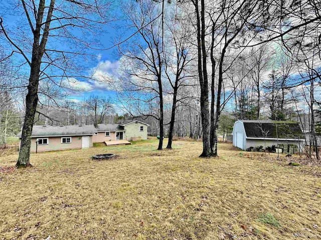 view of yard featuring a shed