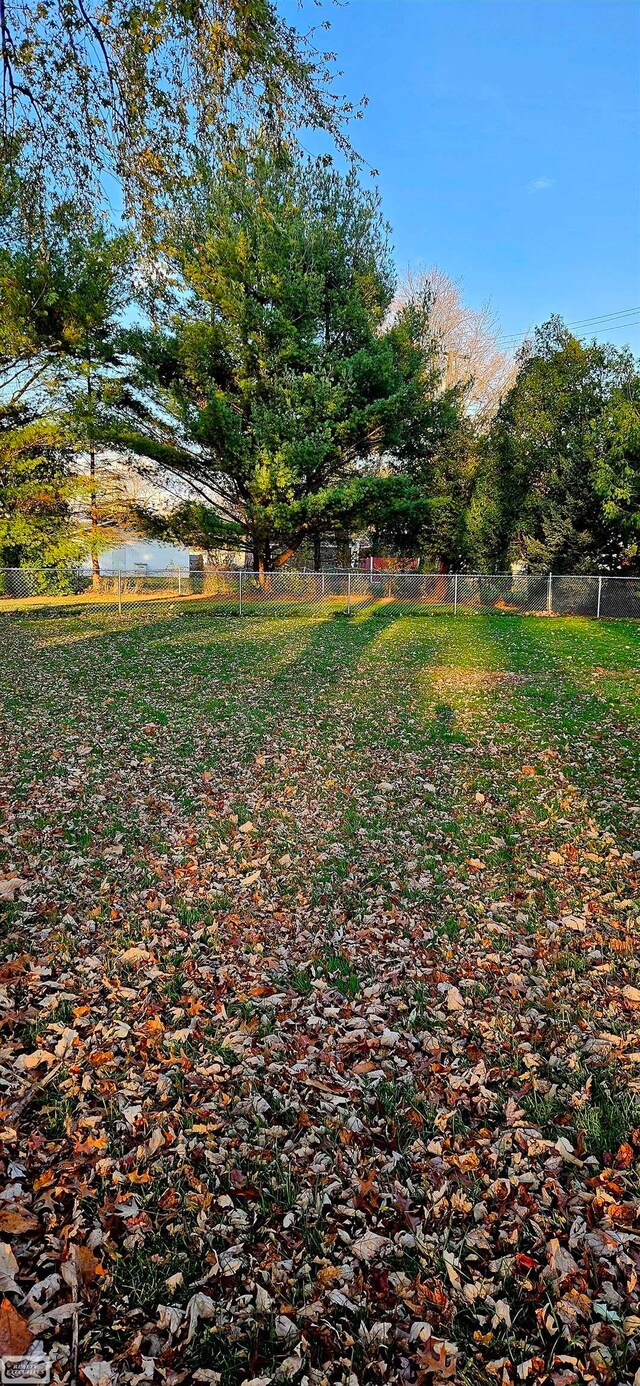 view of yard featuring a water view