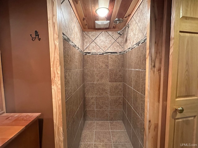 bathroom featuring a tile shower