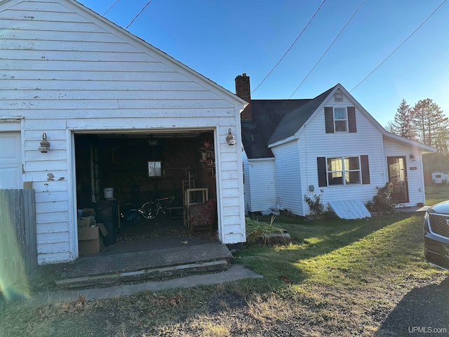 view of front of house featuring a garage and a front yard