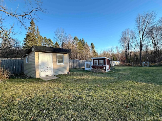 view of yard featuring a shed