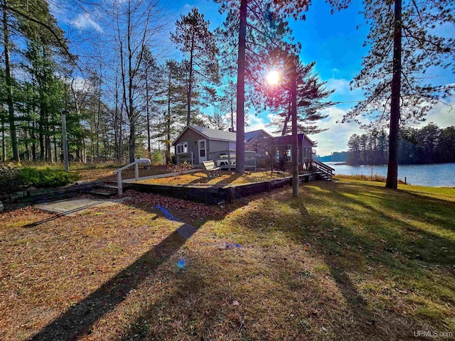 view of yard featuring a water view