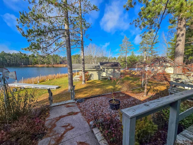 view of yard featuring a water view