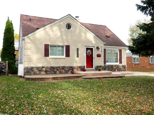 view of front of home with a front lawn