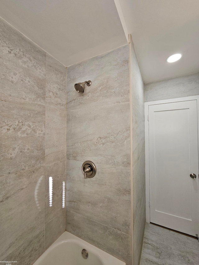 bathroom featuring tiled shower / bath