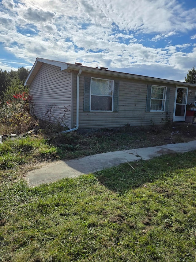 view of side of property featuring a lawn