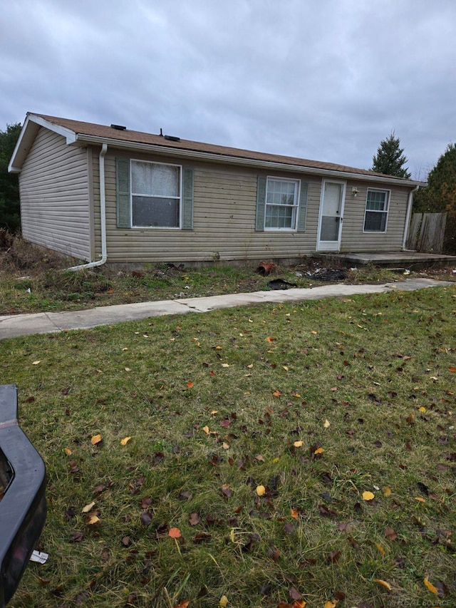 view of front of home with a front lawn