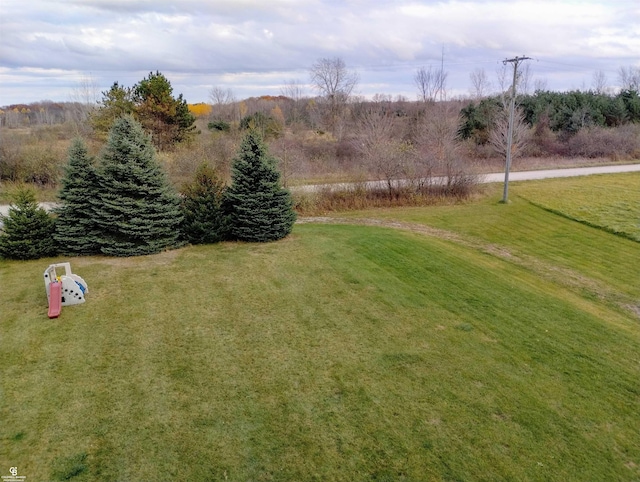 view of yard featuring a rural view