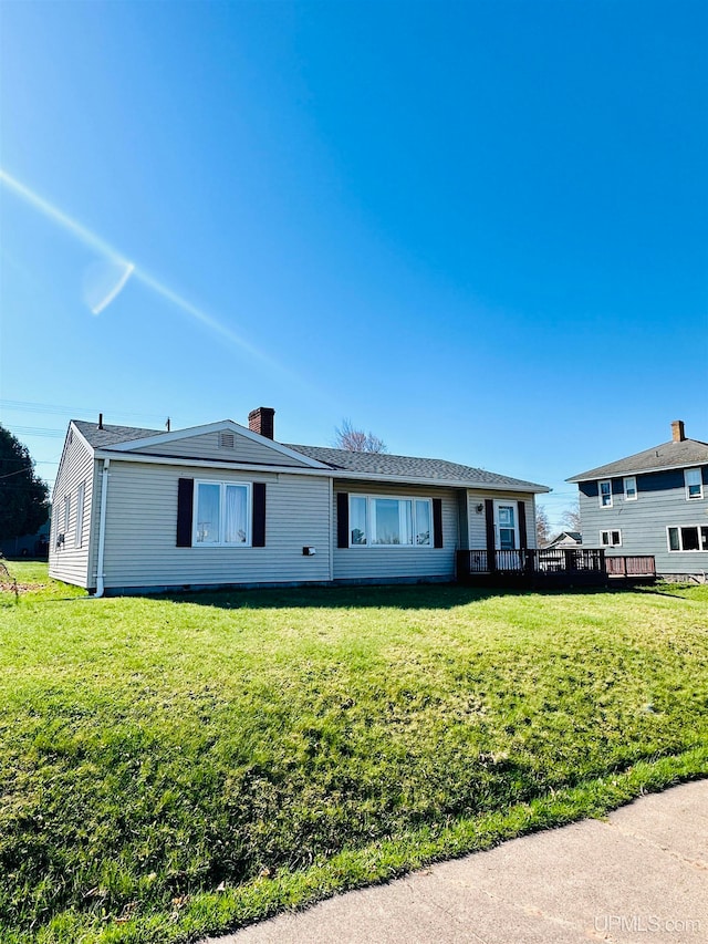 view of front of house featuring a front yard