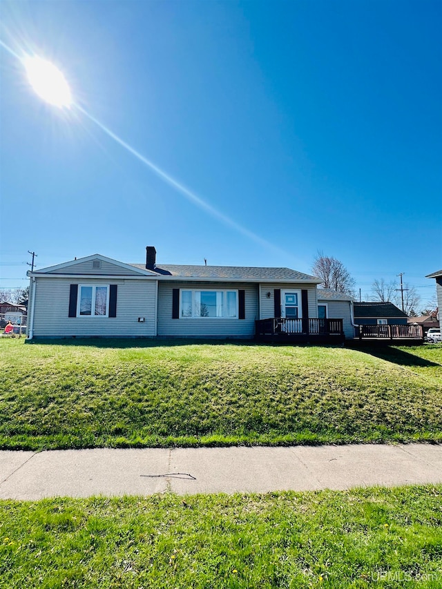 single story home with a front yard