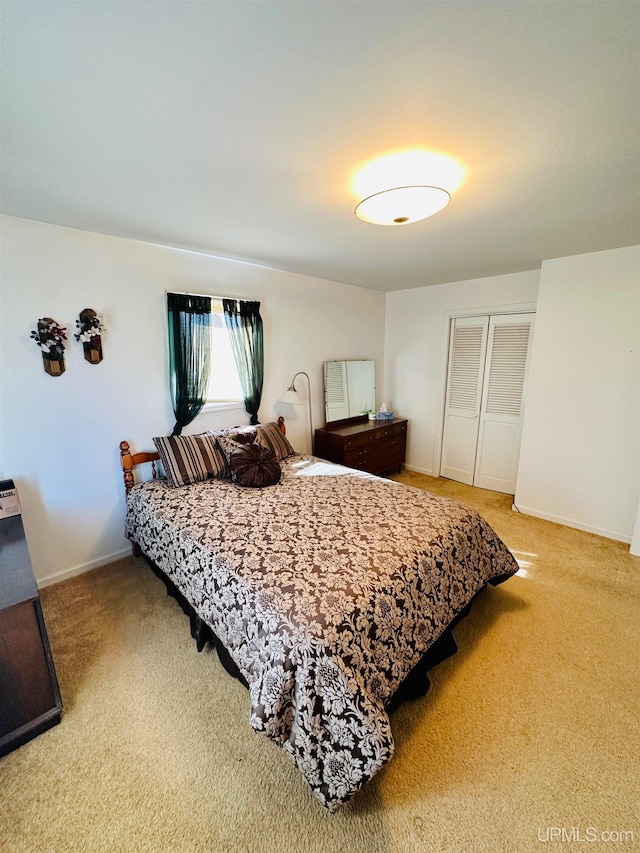 bedroom with carpet flooring and a closet