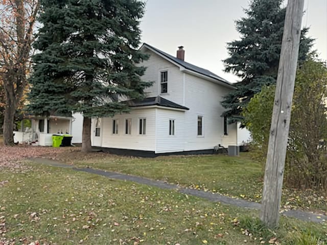 view of side of property featuring a yard