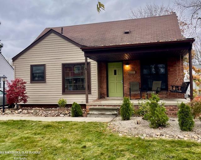 view of front of house featuring covered porch and a front yard