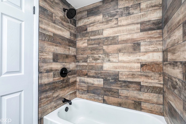 bathroom with tiled shower / bath combo