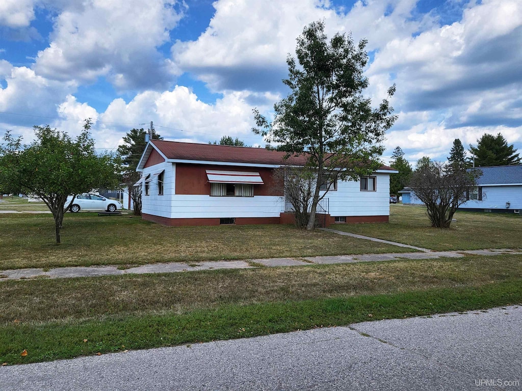 view of front of home with a front yard