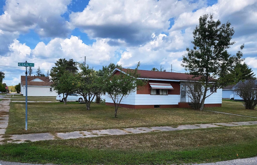 view of front facade with a front yard