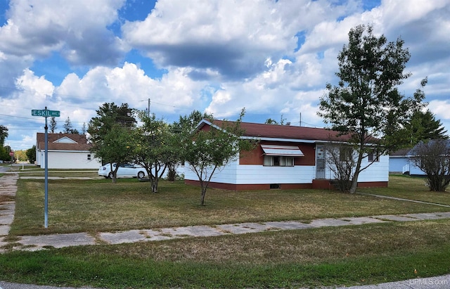 view of front facade with a front yard